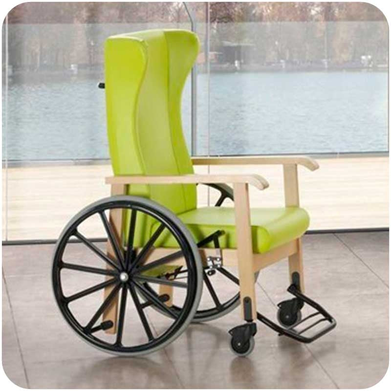 Butaca de Madera con Ruedas Autopropulsables