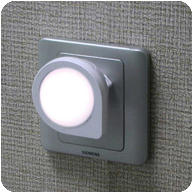 Luz Nocturna Led Enchufe — EMO